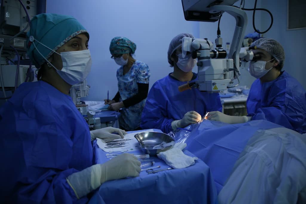 Más de 250 pacientes recibirán tratamiento oftalmológico en Hospital de Lota gracias a Fundación Los Andes